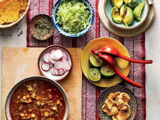 Pochwal Pozole, regionalny gulasz meksykański, który można dowolnie dostosowywać