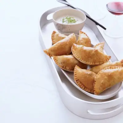 매콤한 버터밀크 딥을 곁들인 내커터치 고기 파이