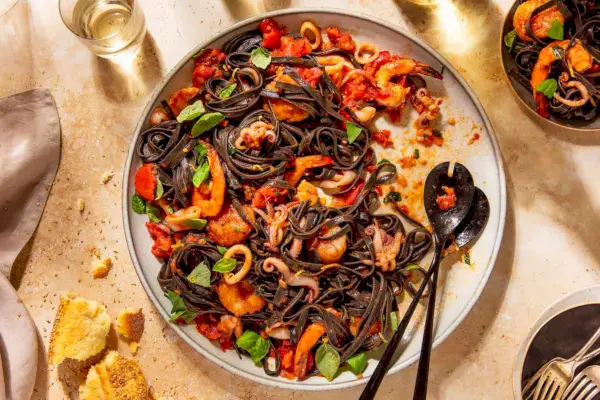 Fettuccine con tinta de calamar con camarones, calamares y vieiras de Bobby Flay sabe a viaje a Italia