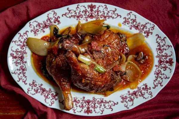 Canard fumé aux alliums glacés au sorgho, de THE RISE