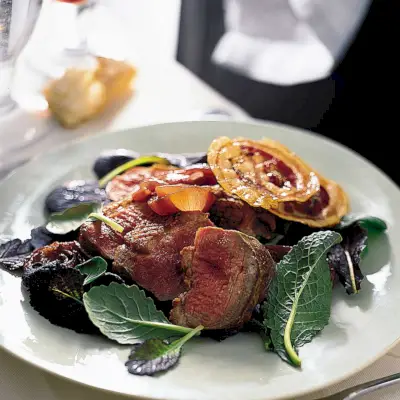 Magrets de canard poêlés aux oignons et pancetta croustillante