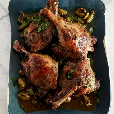 Canard mijoté aux olives vertes et herbes de Provence