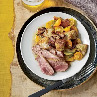 Magrets de canard vieillis à sec et panzanella à la betterave dorée