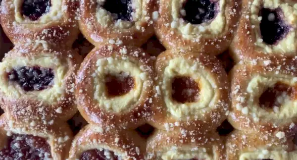 Kolachen mit Kirschen und Frischkäse