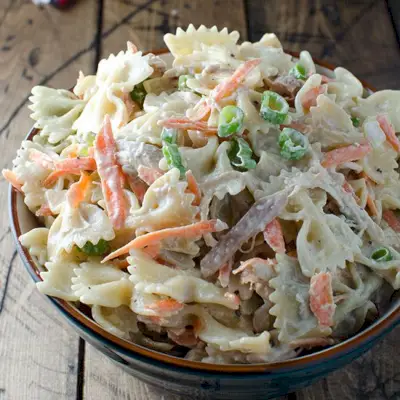 Ensalada de pasta con pollo y sésamo y jengibre