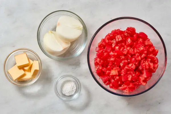 Ingredienti per fare la salsa di pomodoro con cipolla e burro