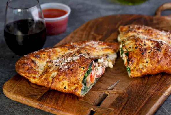 Jaka jest różnica między Stromboli a Calzone?