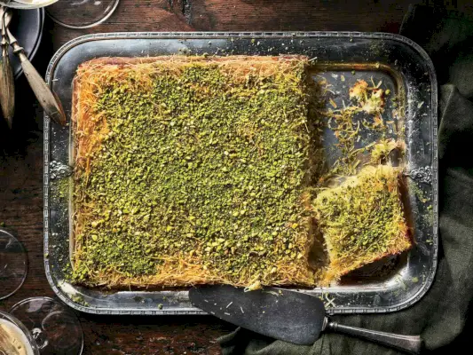 Knafeh (zerkleinerter Phyllo-Käse-Kuchen)
