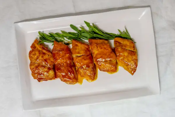 In der Pfanne gebratenes Fischfilet mit Safran und sonnengetrockneter Limette