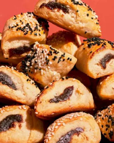 Kaâak Bi Tamer (mit Zimt-Dattelpaste gefüllte Kekse)