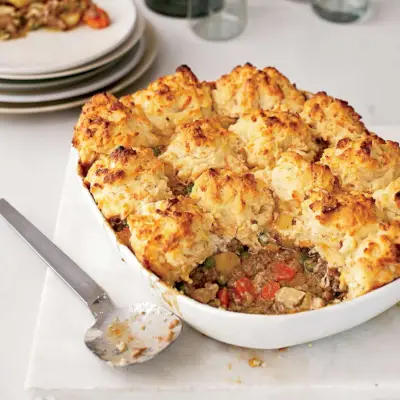 Hovězí a zeleninový potpie s čedarovými sušenkami