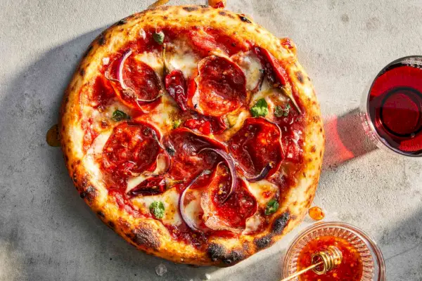 Pizza Soppressata aux piments calabrais et au miel chaud
