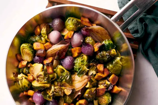Rosenkohl mit Zwiebeln und Pilzspeck