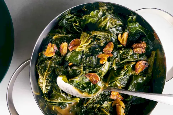 Geschmortes Gemüse mit knusprigem Knoblauch und Miso-Butter