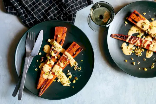 Karottensteaks mit gerösteter Knoblauch-Hollandaise