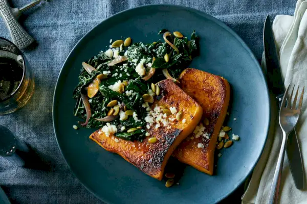 Gerösteter Butternusskürbis mit mit Chorizo ​​gewürztem Grünkohl