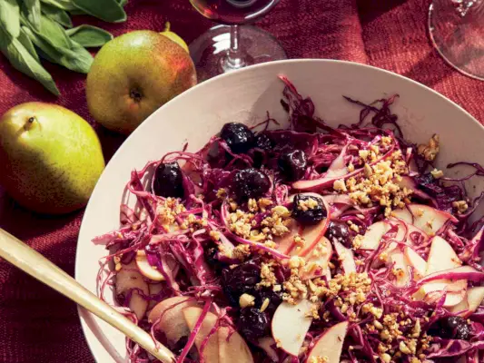 Rotkohlsalat mit gebackenen Kirschen, Äpfeln und Mandel-Dukkah