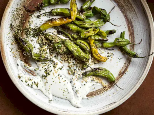Shishitos cloqués avec Furikake Ranch et quinoa croustillant