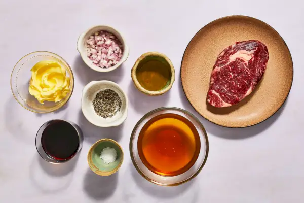 Steak au Poivre mit Rotwein-Pfannensauce