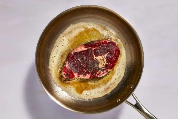 Steak au Poivre mit Rotwein-Pfannensauce