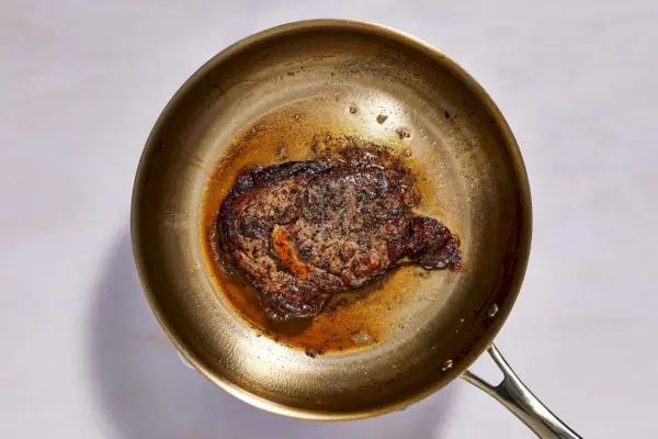 Steak au Poivre mit Rotwein-Pfannensauce
