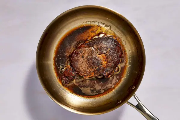 Steak au Poivre mit Rotwein-Pfannensauce