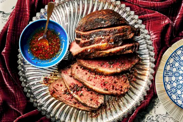 Picanha-Steak mit rosa Pfefferkorn, brauner Butter und Schnittlauchsauce