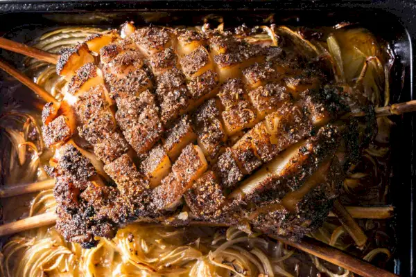 Knisternder Coppa-Braten mit Fenchel und Zwiebeln