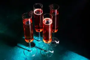 Jak urządzić elegancką imprezę brunchową w piżamie
