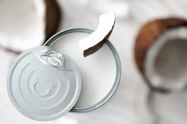 Una guida al latte di cocco in scatola (e perché dovresti sempre usare il latte intero)