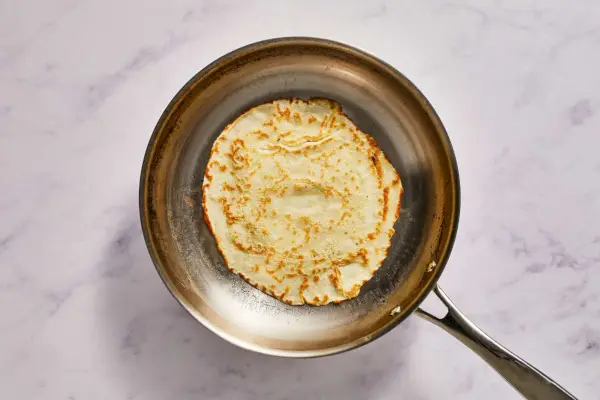 Eine Ölpfanne mit gekochtem Crêpe