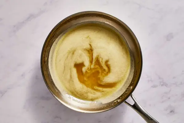 Eine große Pfanne mit einer sirupartigen Butter-Orangen-Sauce