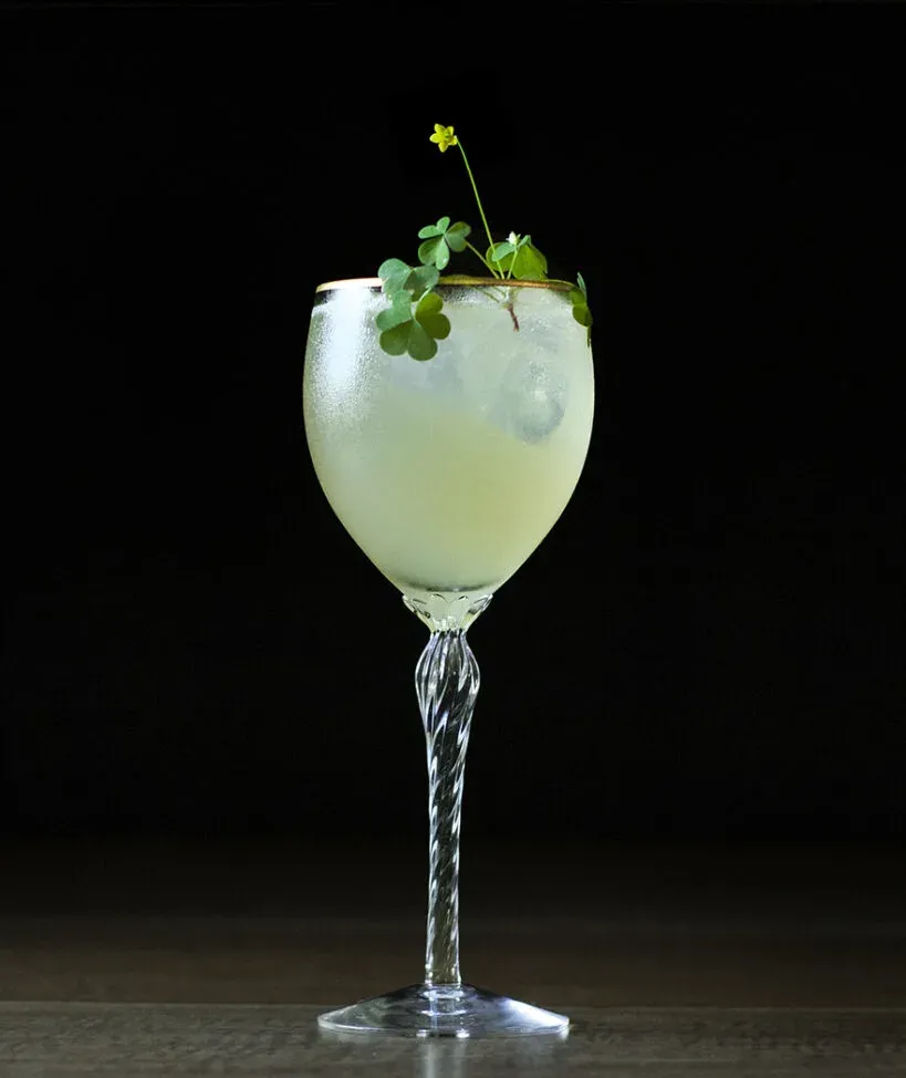 guarnición de flores de acedera de madera' title=