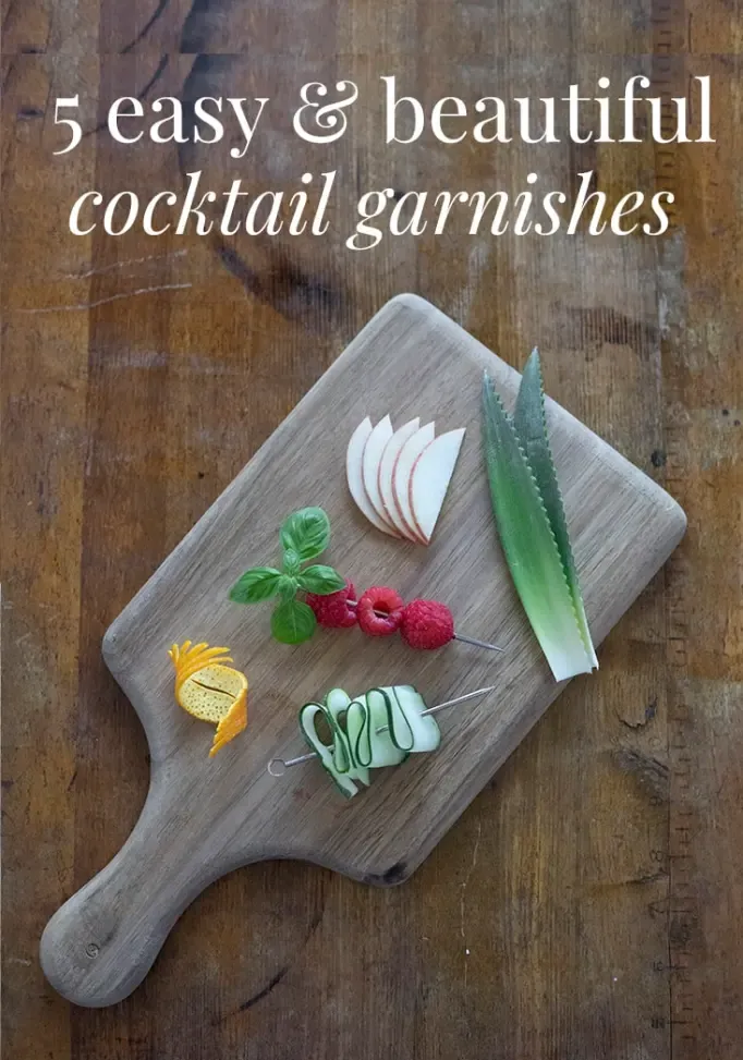 deska do krojenia z pięcioma przykładami gotowych dekoracji koktajlowych i nakładką tekstową z informacją 5 łatwych i pięknych dekoracji koktajlowych' title=
