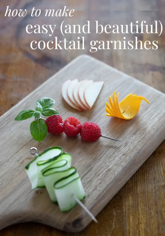 קישוטי קוקטיילים על קרש חיתוך עם טקסט כיסוי שאומר איך להכין קישוטי קוקטיילים קלים ויפים' title=