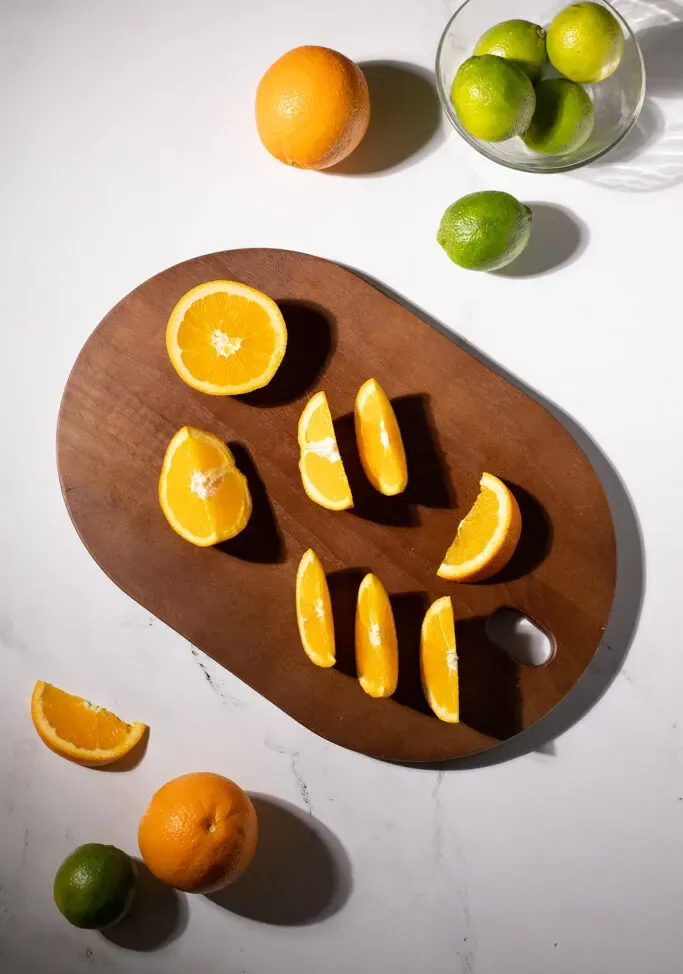 une orange coupée en quartiers fantaisie.' title=