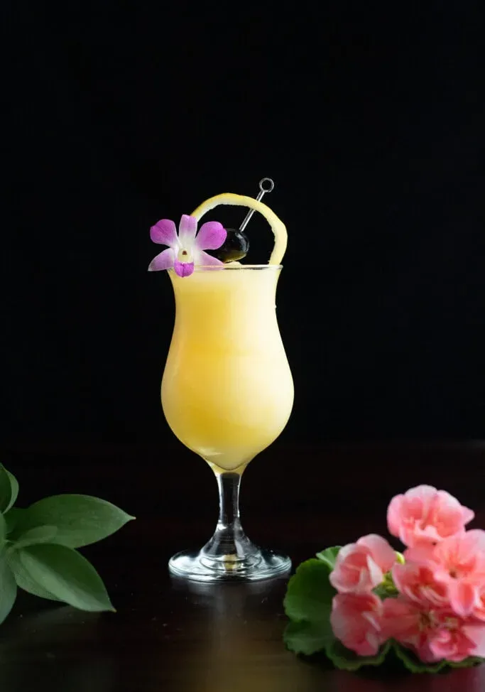 coquetel de Saturno com flores rosa.' loading='lazy' title=