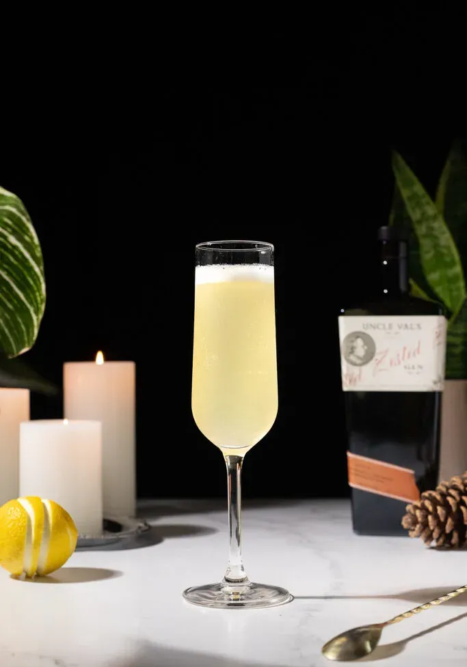 der frisch aufgegossene Honey Ginger French 75 mit Schaum obendrauf.' title=