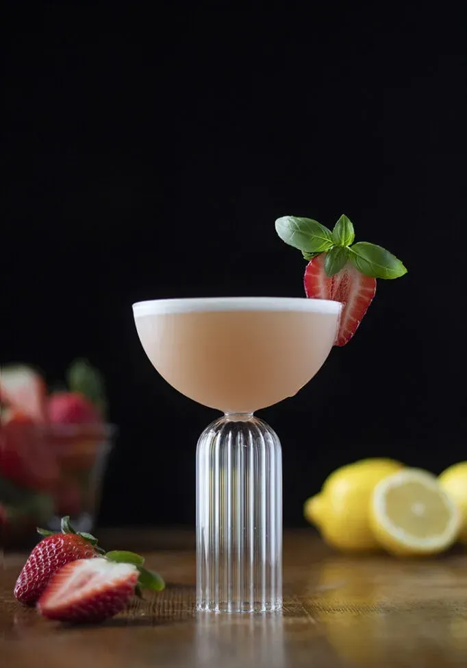 Gin Sour De Fresa Y Albahaca