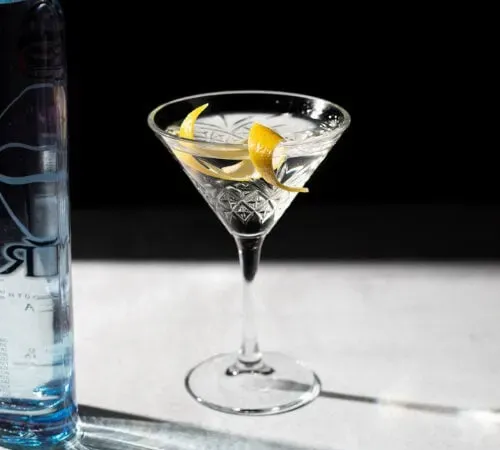 un martini avec un zeste de citron.' title=