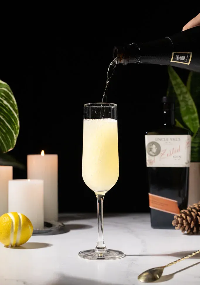 차가운 스파클링 와인을 음료에 토핑합니다.' title=