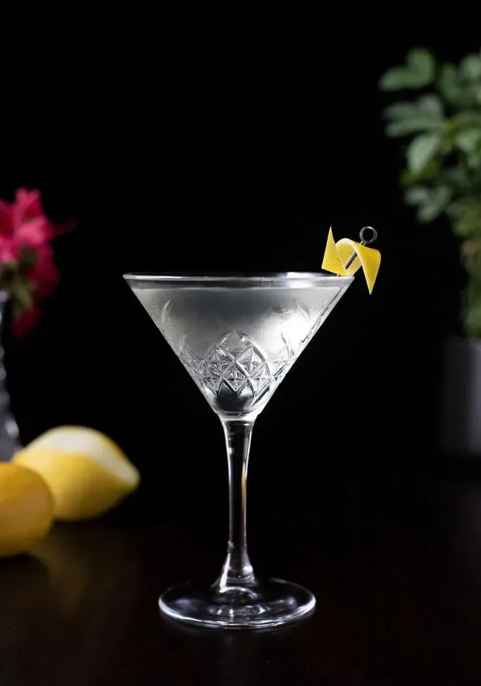 martini obok cytryn i kwiatów.' title=