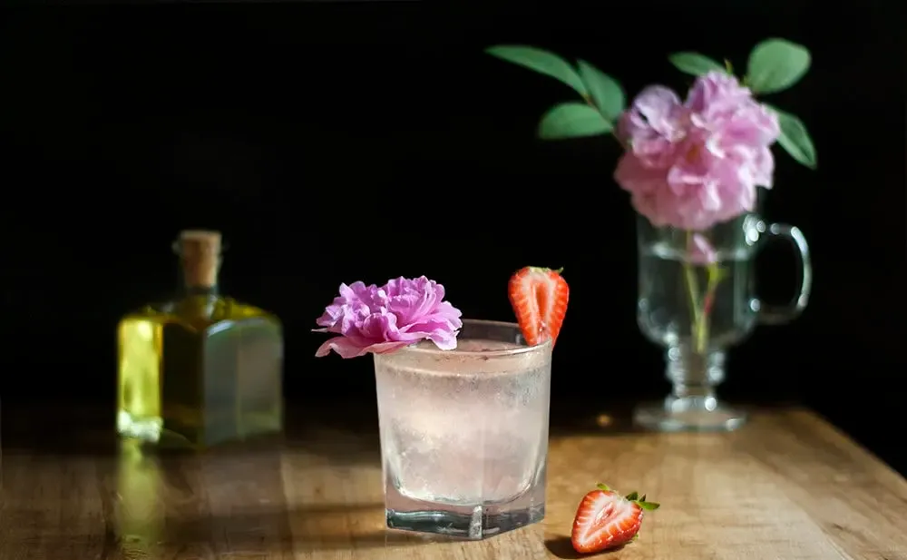 Recept na ružovú ginovú limonádu so šafranom a ružovou vodou