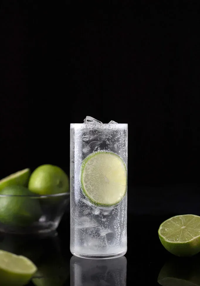 Como fazer um Gin Rickey clássico (e por que você deveria)
