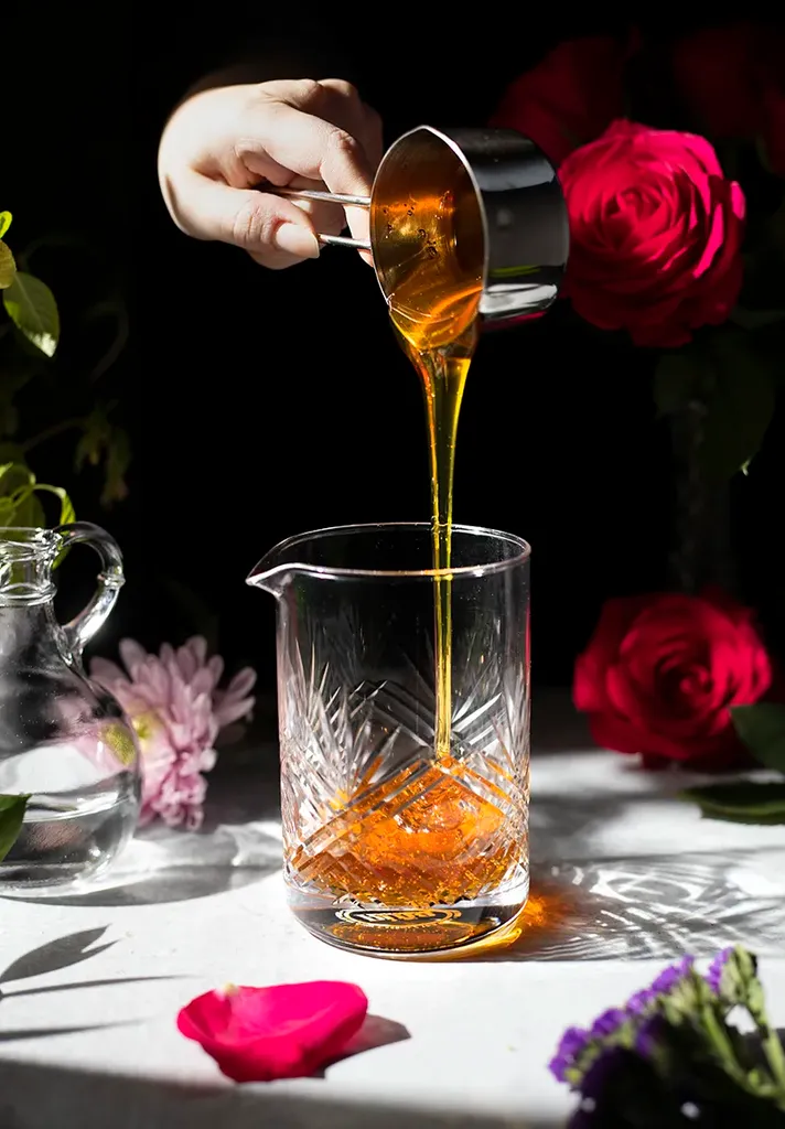 nalievanie medu z odmerky do miešacieho pohára' loading='lazy' title=