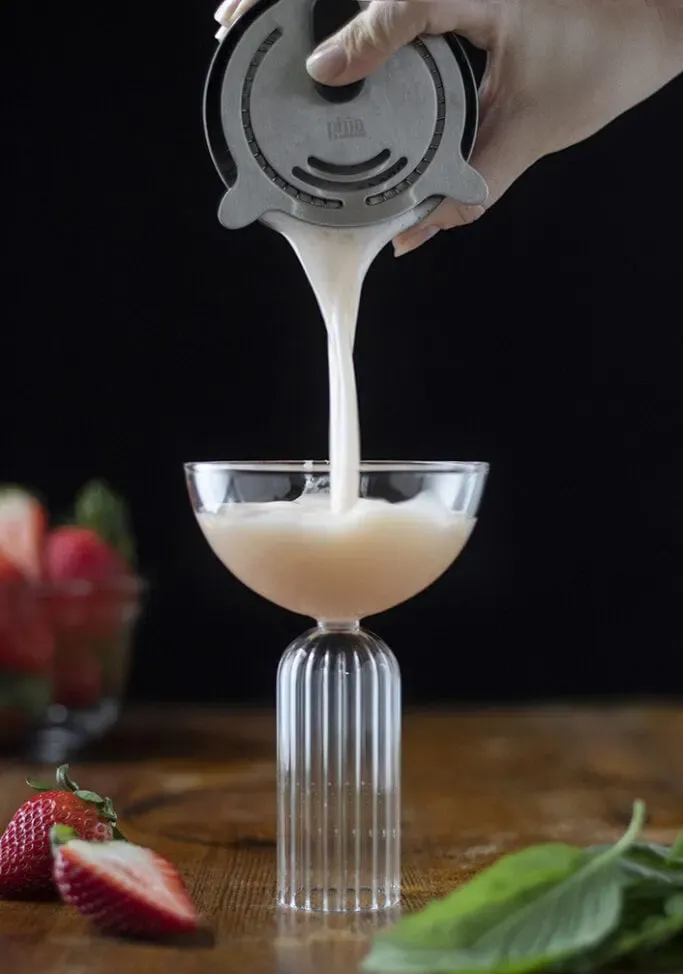 verser-un-cocktail-du-shaker-dans-un-coupe-verre-2' loading='lazy' title=