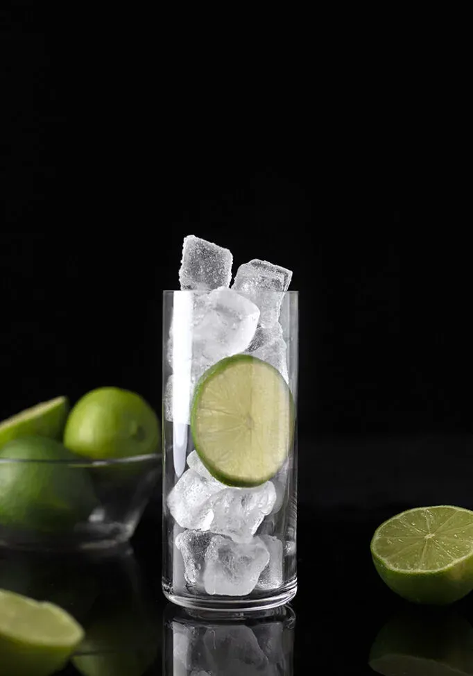 verre highball rempli jusqu'au sommet de glaçons.' title=