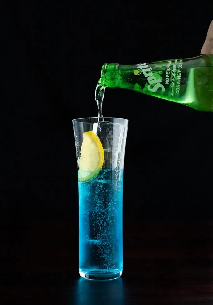 ブルーのカクテルにスプライトをトッピング。' loading='lazy' title=