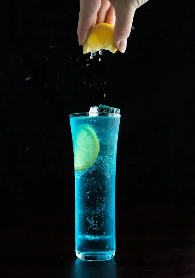 カクテルの上にレモンを絞る。' loading='lazy' title=