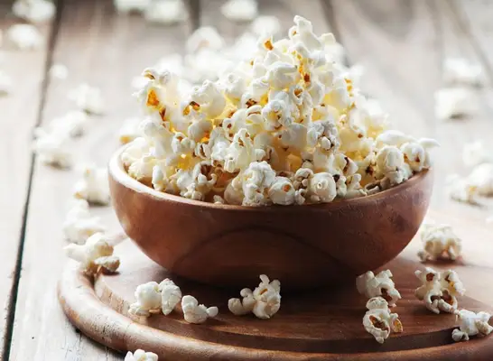Effetti collaterali Quando mangi popcorn di mais, dicono dietologi